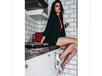 Hotness Alert! The Bollywood actress surprised the kitchen choice for a bold photoshoot TJL | Hotness Alert! बोल्ड फोटोशूटसाठी बॉलिवूडच्या या अभिनेत्रीने चक्क केली किचनची निवड