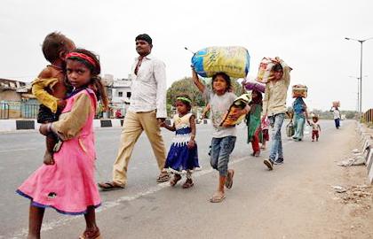 Lockdown makes Solapur a junction for migrant workers! | रात्रभर पायी प्रवास; सोलापूर बनले स्थलांतरित मजुरांचे जंक्शन !