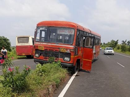 As the condition of the driver worsened, the running bus of Pulgaon Agara got on the divider | चालकाची प्रकृती बिघडल्याने पुलगाव आगाराची धावती बस चढली दुभाजकावर