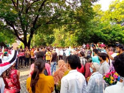 Growing crowd of Nagpurites in front of Tukaram Mundhe's residence since morning | सकाळपासूनच तुकाराम मुंढे यांच्या निवासस्थानासमोर नागपूरकरांची वाढती गर्दी