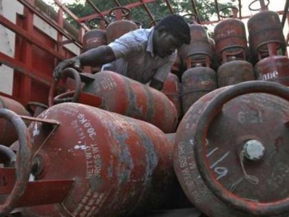 Ask the cylinder giver, have you been vaccinated, many are deprived of vaccination | सिलिंडर देणाऱ्यास विचारा, लस घेतली का? अनेक जण लसीकरणापासून वंचित