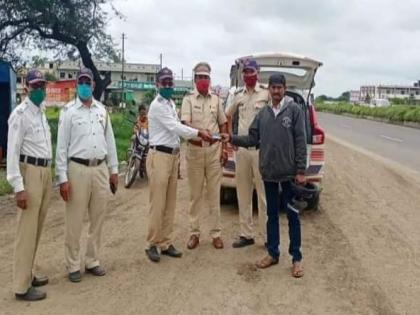 Appreciating the humanitarian work of the police, they searched for the passenger and returned Rs 11,000 in pune | पोलिसांची कार्यतत्परता अन् माणूसकी, प्रवाशाला शोधून परत केले 11 हजार