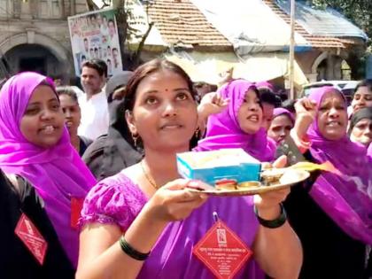 Asha volunteers waving for Diwali Bonas at the entrance of the municipal headquarters in Bhiwandi | भिवंडीत आशा स्वयंसेविकांचे पालिका मुख्यालय प्रवेशद्वारावर बोनससाठी ओवाळणी आंदोलन 