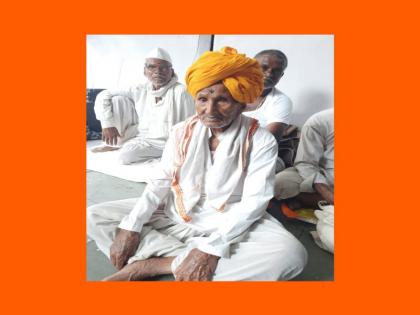 also a 98 year old senior in ashadhi wari | नजर काहीशी अंधूक; तरुणांना लाजवेल असा उत्साह, तब्बल ९८ वर्षांच्या आजोबांची ५६ वी वारी