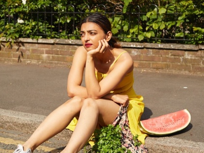 Radhika Apte is seen sitting on the streets of London TJL | लंडनच्या रस्त्यावर बसलेली दिसली राधिका आपटे, चाहते विचारताहेत कोथिंबीर आणि कलिंगडचा भाव