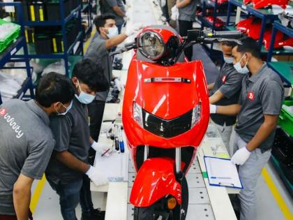 electric scooter Bounce Infinity E1 production started; first EV Battery swiping service, delivery from 18 April | Bounce Infinity E1: ईलेक्ट्रीक स्कूटरच्या आयुष्यात नवी पहाट उजाडणार; फक्त १० दिवस बाकी