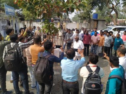 Gaete finally arrived at the police station | अखेर गाेटे पोलीस स्टेशनला हजर Gaete finally arrived at the police station | अखेर गाेटे पोलीस स्टेशनला हजर