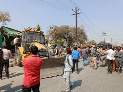  Locals protested strongly against the enforcement department of the Municipal Corporation who went to take encroachment action on a house built illegally on the footpath on the bank of a drain in Vandevi Nagar in North Nagpur  | वनदेवीनगरातील अतिक्रमण कारवाई दरम्यान तणाव; पोलीसांच्या मदतीने विभागाने २७ घरांचे अतिक्रमण काढले