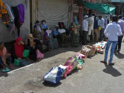 Forget corona preventive measures to grain-consuming citizens | धान्य घेणाऱ्या नागरिकांना कोरोना प्रतिबंधात्मक उपायांचा विसर