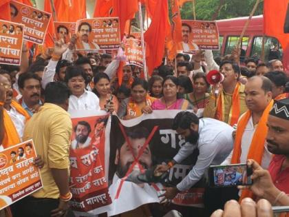 Shiv Sainiks agitation in Nagpur over rebellion; The only hoarding in support of Shinde was torn down | सेनेतील बंडाळीवरून नागपुरात शिवसैनिकांची डरकाळी; शिंदेच्या समर्थनार्थ लागलेले एकमेव होर्डिंग फाडले