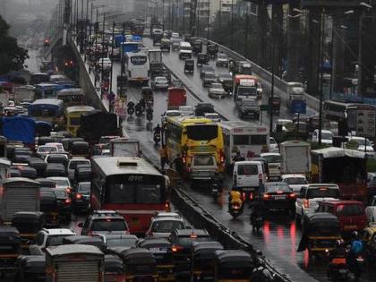 mumbai in fear when cloudy atmosphere in sky | ढगाळ वातावरणामुळे भरली मुंबईकरांना धडकी