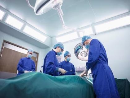 2 people dies after surgeon used unsterilized equipments with heavy discount on surgery | स्वस्तात सर्जरी पडली महागात, डॉक्टर एकाच चाकूने कापत होता पोट; इंजेक्शनमुळे दोघांचा मृत्यू