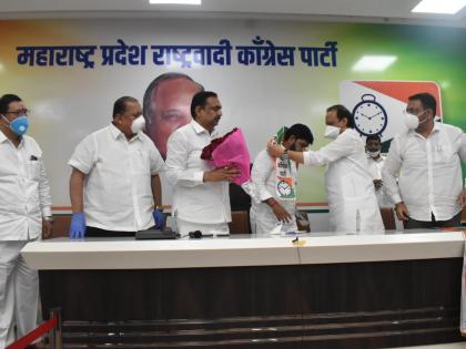 Former MLA Rajiv Aawale from Kolhapur joined NCP in Presence of Ajit Pawar | “भाजपानं धमकी दिली अन् प्रवेश करुन घेतला”; माजी आमदारानं हातात बांधलं राष्ट्रवादीचं घड्याळ