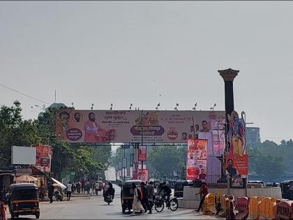 Once again a show of political power through banner, municipality ignored | बॅनरबाजीतून पुन्हा एकदा राजकीय शक्तीप्रदर्शन, पालिकेचा कानाडोळा