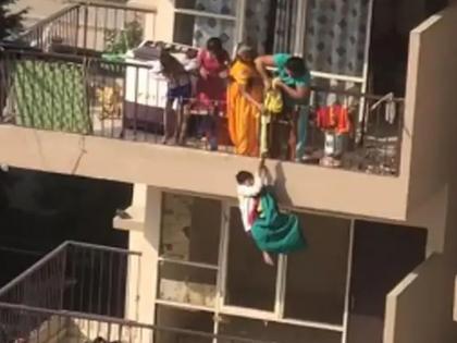 Faridabad Boy Video Viral:  Mother dangles child from 10th floor to 9th for cloths | Faridabad Boy Video Viral: बापरे! आईने मुलाला साडीला बांधून इमारतीच्या दहाव्या मजल्यावर लटकवले; कारण पाहून हादराल