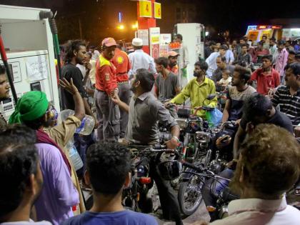 Pakistan Fuel Price: Petrol price hiked by Rs 24 on the same day; Pakistanis in shock third time in 20 days | एकाच दिवशी पेट्रोल २४ रुपयांनी वाढले; पाकिस्तानात डिझेलची किंमत तर सर्वात जास्त