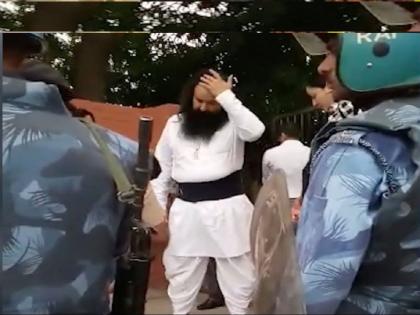 Ram Rahim Singh gets one-month parole; Leaves Rohtak jail in police protection | राम रहीम महिनाभराच्या संचित रजेवर; तुरुंगातून नेण्यासाठी मोठा फौजफाटा