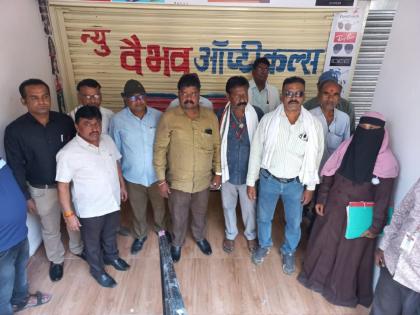 Unauthorized construction in parking space; Three shops sealed, action of Latur municipality | पार्किंगच्या जागेत अनधिकृत बांधकाम आढळल्याने तीन दुकाने सील, लातूर मनपाची कारवाई