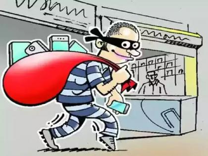 1.07 lakhs worth jewellary and cash stolen from house in nagpur | दरवाजा उघडा ठेऊन झोपणे पडले महागात, बसला १.०७ लाखांचा गंडा