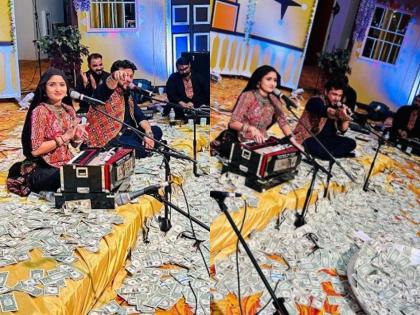 Dollar rains on Gujarati singer geeta ben rabari in America fund raised for ukraine video viral | VIDEO : अमेरिकेत गुजराती सिंगर गीता बेनवर डॉलर्सचा पाऊस, युक्रेनसाठी जमवला निधी