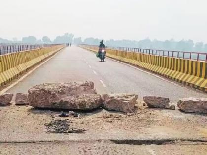 66 crore bridge cracks within hours; It was inaugurated by Chief Minister Yogi Adityanath | ६६ कोटींच्या पुलाला काही तासांतच तडे; मुख्यमंत्री योगी आदित्यनाथ यांनी केले होते उद्घाटन