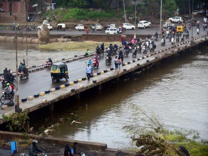 The guard of the Bhide bridge flush with flood water | भिडे पुलाचे संरक्षक कठडे गेले वाहून