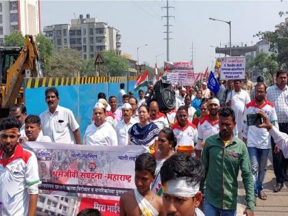 Bhayandar's Bhimsen Joshi Government Hospital to be handed over to a private entity; Against this, the laborers morcha took out a march and protested against the government | भाईंदरचे  भीमसेन जोशी सरकारी रुग्णालय खाजगी संस्थेला देण्याचा घाट; विरोधात श्रमजीवीने मोर्चा काढून शासनाचा केला निषेध 