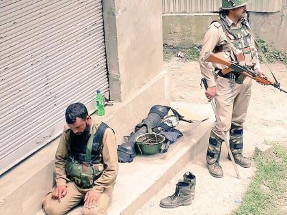 A Hindu CRPF Jawan guarded Muslim Jawan while he was offering Namaz | मुस्लिम जवान नमाज अदा करत असताना हिंदू जवानाचा कडेकोट बंदोबस्त 