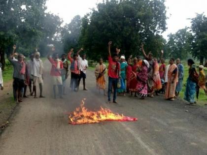 nakasalavaadayaannai-laavalaelae-baennara-jaalauuna-gaavakarayaannai-kaelaa-nakasala-sapataahaacaa | नक्षलवाद्यांनी लावलेले बॅनर जाळून गावकऱ्यांनी केला नक्षल सप्ताहाचा निषेध