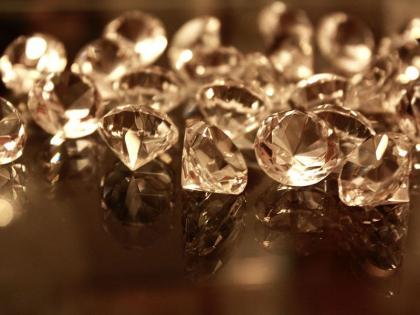 The fake hides hidden in the 'true diamond', the Chinese accused have exploded theft | नकली हि-यांत लपविला ‘खरा हिरा’, चिनी आरोपींनी केलेली चोरी उघडकीस