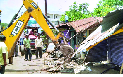 Hammer at encroachment in Kurundwad | कुरुंदवाडमध्ये अतिक्रमणावर हातोडा