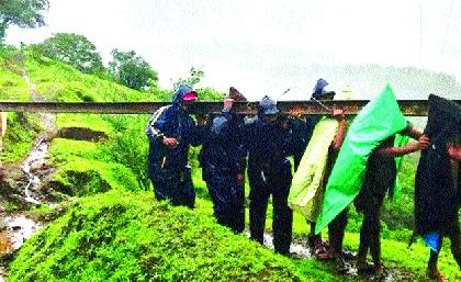 'Odds of darkness' on the shoulder. rain | भर पावसात खांद्यावर ‘अंधाराचं ओझं’