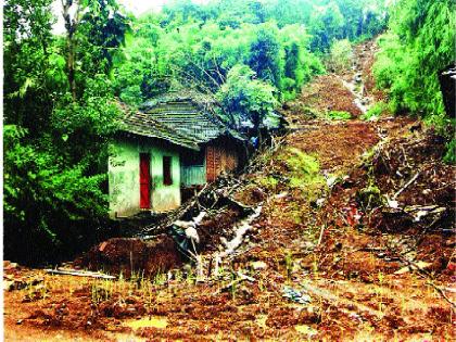 mahaadamadhaila-daongaraala-bhaagaantaila-gaavae-daradaincayaa-chaayaeta | महाडमधील डोंगराळ भागांतील गावे दरडींच्या छायेत