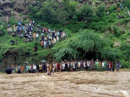 Rivers cross the risky water table, 19 villages of 'Kundalika' Katha are in danger | नद्यांनी धोकादायक जलपातळी ओलांडली , ‘कुंडलिका’ काठच्या १९ गावांना धोका