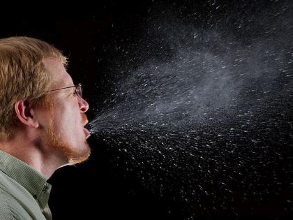 never control your sneeze | आक्छीऽऽ.. कितीही आॅकवर्ड वाटलं तरी शिंक कधीच दाबून ठेऊ नका..