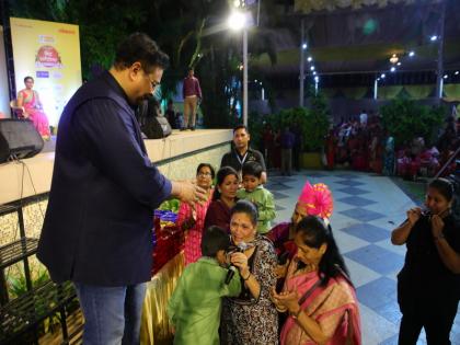 He saw his father in Andesh Bandekar The call of the twins the watery eyes of the onlookers | आंदेश बांदेकरांमध्ये त्यांना दिसले त्यांचे बाबा;जुळ्या मुलांची हाक,पाहणाऱ्यांचे पाणावले डोळे