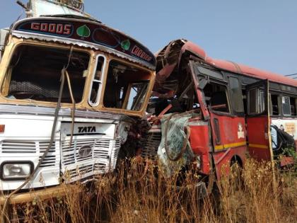 A bus collides with a truck | महामार्गावर पारोळ््यानजीक बस-ट्रकची धडक, १० प्रवासी जखमी