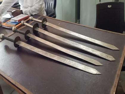 A cache of swords was seized from Tar File area of Akola district | तारफाईल परिसरातून तलवारींचा साठा जप्त, रामदास पेठ पोलिसांची कारवाई