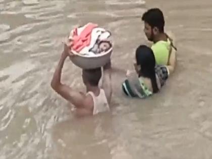 A father pulled out his son trapped in flood waters in Telangana in peddapalli district, watch video | VIDEO: बाप तो बापच! मुलाला डोक्यावर घेऊन बापाचा पुरातून जीवघेणा प्रवास