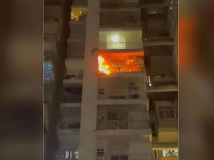 A fire broke out in Uttar Pradesh Greater Noida due to a burning stabilizer of an AC | AC चालू ठेवून जाणं फ्लॅट मालकाला पडलं महागात; स्टॅबिलायझर गरम झाला, कपड्यांना आग लागली आणि...