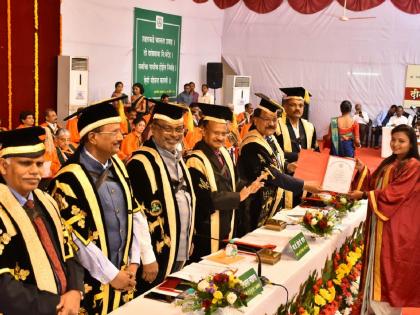 distribution of 31 gold, 14 silver medals at the convocation ceremony of panjabrao deshmukh agricultural university | डॉ. पंजाबराव देशमुख कृषी विद्यापीठाच्या दीक्षांत समारंभात ३१ सुवर्ण, १४ रौप्य पदकांचे वितरण