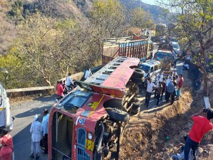  A major accident occurred when the Buldhana-Jamner bus overturned at Rajur Ghat   | बुलढाणा-जामनेर बस राजुर घाटात उलटली; ४० प्रवासी बचावले, चालकाचे नियंत्रण सुटल्याने अपघात