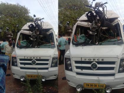 a person died and his minor son was injured after a traveller vehicle hit their two-wheeler from behind near the KG Chavadi check post today, Tamil Nadu | वेगावरचे नियंत्रण सुटले अन् बाईकला मागून दिली धडक; चिमुकल्याने डोळ्यांदेखत वडिलांना गमावले