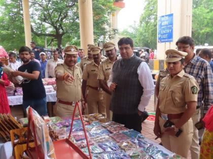 A sale and exhibition of items made by the inmates of the jail was inaugurated  | अंधारकोठडीत निर्माण झालेल्या पणत्या पेरणार समाजमनात प्रकाश; कारागृहातील वस्तूंचे विक्री आणि प्रदर्शन 