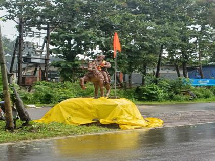 A statue of Chhatrapati Shivaji Maharaj was erected in a night at Sawantwadi taluka | सावंतवाडी तालुक्यात रातोरात उभारण्यात आला छत्रपतींचा अश्वारूढ पुतळा