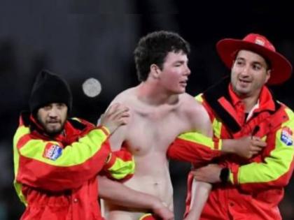 A video of a nude fan entering a live match between Pakistan and New Zealand is going viral  | VIDEO: पाकिस्तान- न्यूझीलंड Live Match मध्ये मैदानात शिरला Nude फॅन