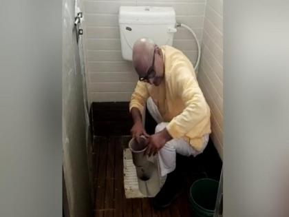 A video of BJP MP Janardan Mishra cleaning a school toilet with his hands is going viral  | VIDEO: ना ब्रश ना हातमोजे, भाजपा खासदाराने हातानेच साफ केले शाळेतील शौचालय