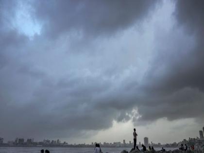 heat in mumbai even when its raining | मुंबईत पाऊस पडूनही उकडतंय, कारण की...