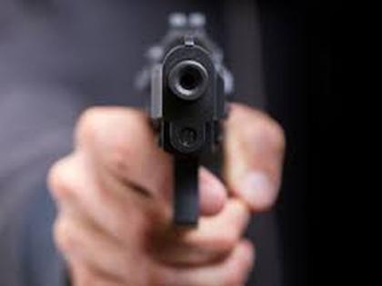 A woman from Akola snatched the goon's pistol and aimed it at him | वा मर्दानी....अकाेल्यातील महिलेने गुंडाची पिस्तूल हिसकावून त्याच्यावरच राेखली