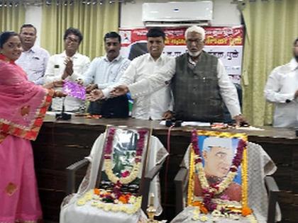 Distribution of books to five hundred children | पाचशे मुलांना पुस्तकांचे वाटप Distribution of books to five hundred children | पाचशे मुलांना पुस्तकांचे वाटप